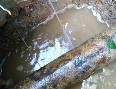 赫章楼顶渗水维修公司分享下地暖漏水的原因及检测方法。